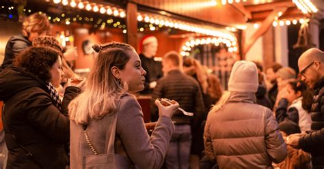 Kinderen die genieten van de knuffelboerderij op de kerstmarkt in Raesfeld.
