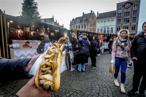 Diverse culinaire specialiteiten verkrijgbaar op de kerstmarkt in Raesfeld, zoals glühwein en worst.