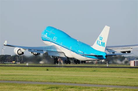 Afbeelding van een vliegtuig dat opstijgt vanaf Lamezia Terme Airport
