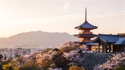 Illustratie van een modern stadsgezicht in Japan met wolkenkrabbers naast traditionele tempels.