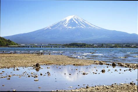 Foto van Mount Fuji met het Kawaguchi-meer op de voorgrond.