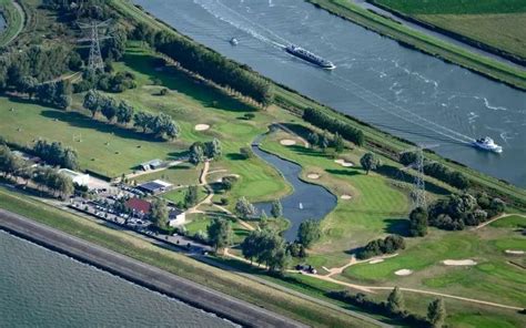 Landschap van Golfpark De Loonsche Duynen met natuurgebieden op de achtergrond
