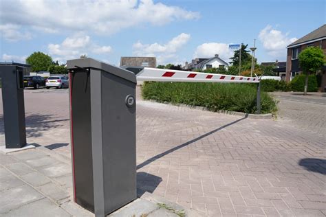 Illustratie van een beveiligd parkeerterrein met slagboom en camera's
