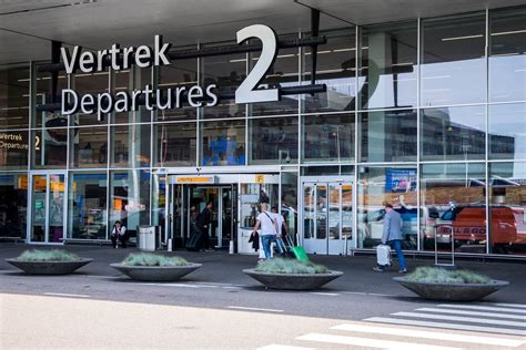 Schema dat de shuttle-route van de parking naar de vertrekhal toont