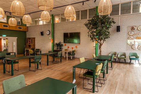 Gezellige gemeenschappelijke ruimte in een Antwerps hostel met comfortabele zitplaatsen en decoratieve elementen.