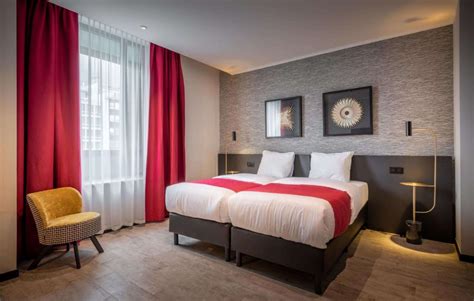 Buitenkant van een charmant hotel in Antwerpen, gelegen in een historische straat.