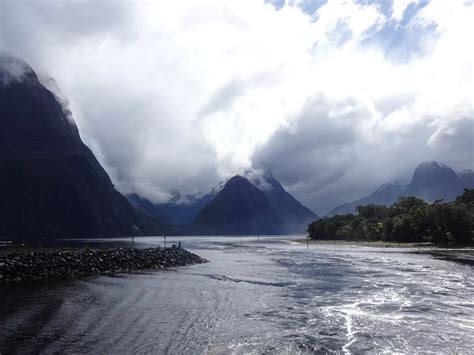 panoramisch uitzicht op Milford Sound met zijn indrukwekkende kliffen en heldere water