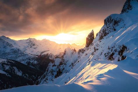 een majestueuze foto van Mount Cook omringd door besneeuwde bergtoppen en groene valleien