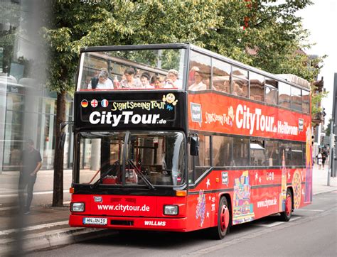een hop-on hop-off bus die door een schilderachtig Nieuw-Zeelands landschap rijdt