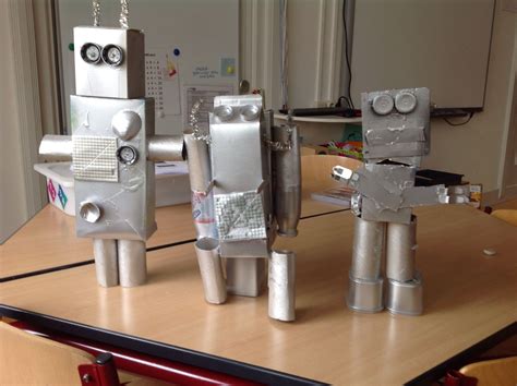 Robotkostuum gemaakt van kartonnen dozen en aluminiumfolie.