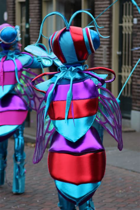Creatieve kinderkostuums: robot, superheldencape, dierenoren en duivels/engeltjes.