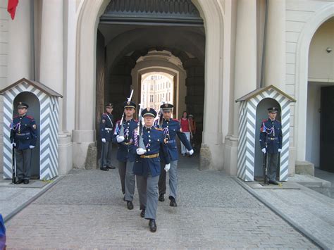De wisseling van de wachtceremonie bij de Praagse Burcht