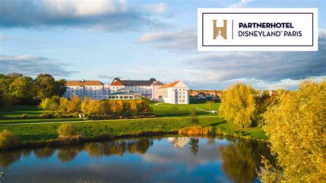 Foto van een Disney Partner Hotel met shuttlebus
