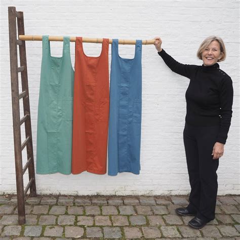 Kinderhandafdrukken op een schort met textielverf