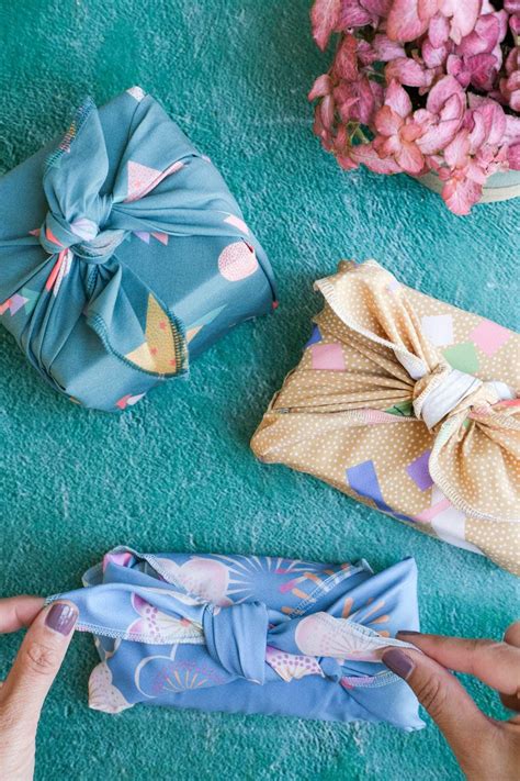 Cadeau verpakt in Furoshiki-techniek met een sjaal