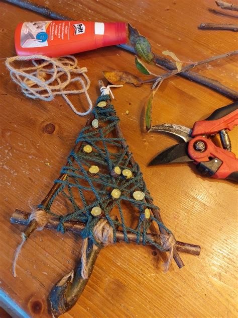 Vogelhanger van wol en takjes