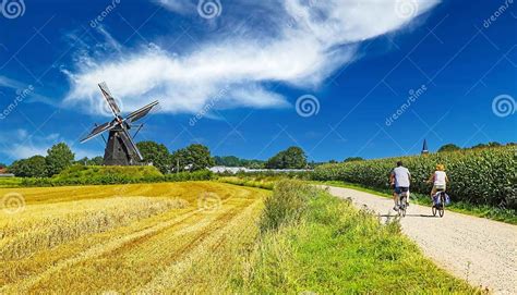 Fietsers in een landelijke omgeving met water
