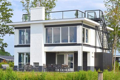 Interieur van een moderne vakantievilla met uitzicht op het water