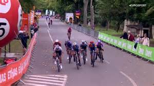 Overzicht van diverse KLM-herinneringsborden en -tegels uit verschillende decennia, met vermelding van de gelegenheid.