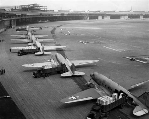 Vliegtuigen op de luchthaven Tempelhof tijdens de Berlijnse luchtbrug