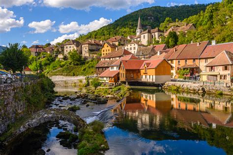 Illustratie van een charmant Frans dorpje