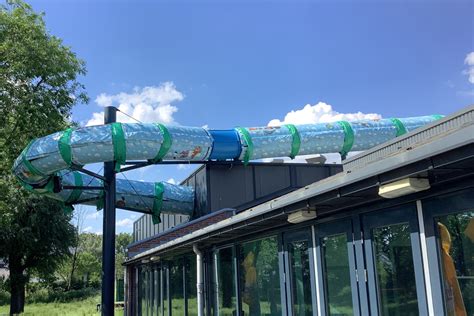 Overzicht van het overdekte zwembad Tropikat met glijbaan en peuterbad.