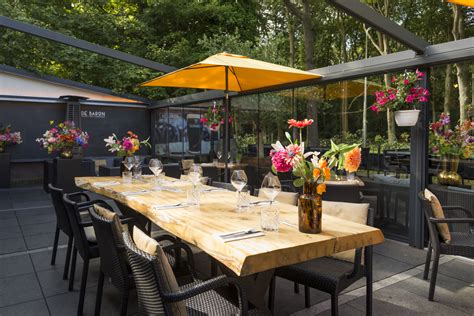 Een sfeervolle foto van het restaurantterras met gasten.