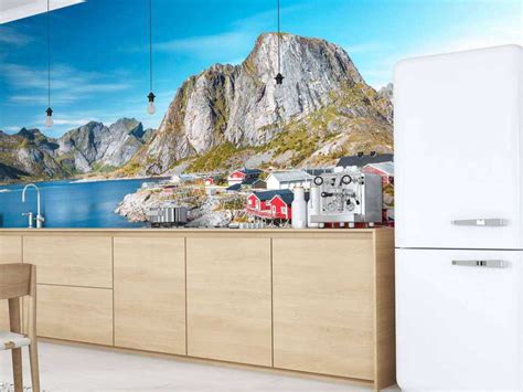 Fotocollage van Noorse landschappen: fjorden, naaldbossen en rode vissershuisjes.