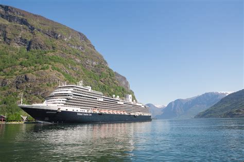 Panoramafoto van het Geirangerfjord met een cruiseschip.