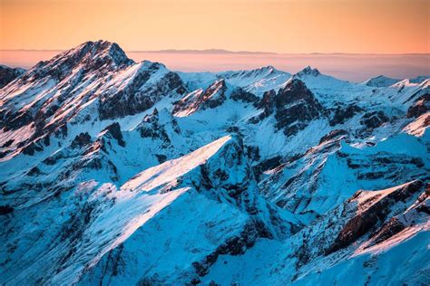 Foto van een besneeuwd berglandschap in Noorwegen met een wintersporter.
