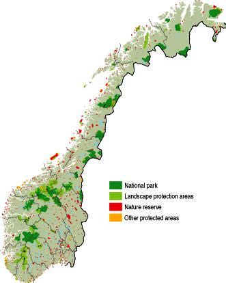 Kaart van Noorwegen met markeringen van nationale parken en populaire wandelroutes.