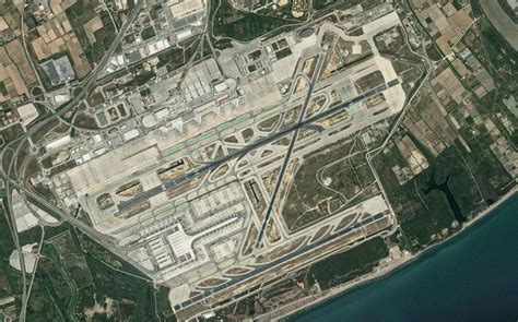 Luchtfoto van Barcelona-El Prat Airport met de terminals en startbanen