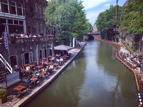 Een sfeervolle foto van de grachten van Utrecht met terrassen