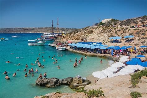 Een kajak op het turquoise water van de Blue Lagoon op Comino