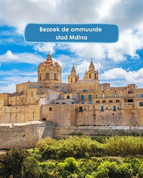 De ommuurde stad Mdina bij zonsondergang