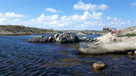Panoramisch uitzicht op de scherenkust van Bohuslän met talloze eilanden en een helderblauwe zee.