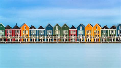 De iconische pier Smögenbryggan met zijn kleurrijke houten huisjes langs het water.