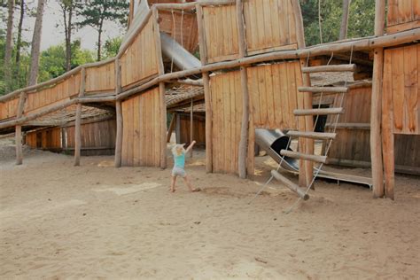 kinderen die spelen in het speelbos naast het vakantiepark