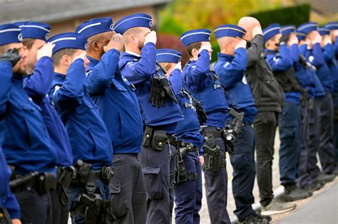 Politieagent die proces-verbaal opmaakt.