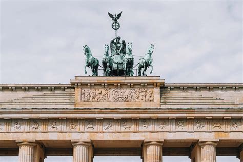 Een panoramisch uitzicht op de Brandenburger Tor, een iconisch monument in Berlijn, met de Quadriga bovenop.
