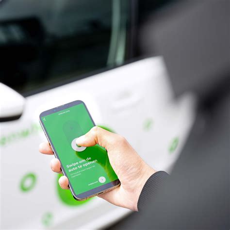Illustratie van de Greenwheels app op een smartphone, die de beschikbaarheid van deelauto's toont.