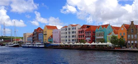 Panoramisch uitzicht op Willemstad, Curaçao, met de gekleurde huizen aan de Handelskade en de pontjesbrug.