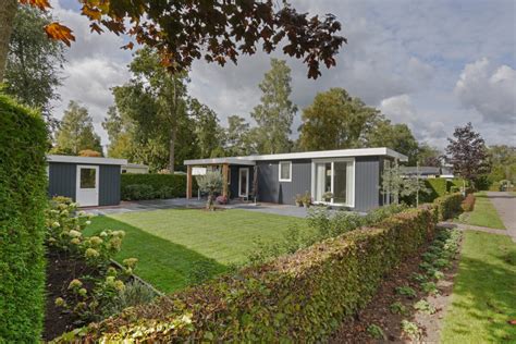 overzichtscamping met ruime, afgebakende plaatsen omgeven door groen