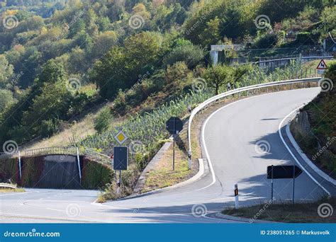 Een typische smalle, bochtige weg op Kefalonia met uitzicht op de kust