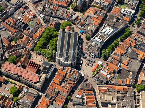 Fietsers in de historische binnenstad van Zwolle