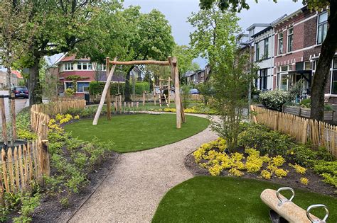 Illustratie van de verschillende speeltuinen en sportfaciliteiten op het park