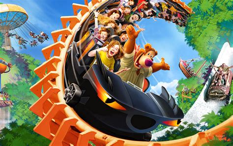 Een overzichtsfoto van Avonturenpark Hellendoorn met diverse attracties op de achtergrond.