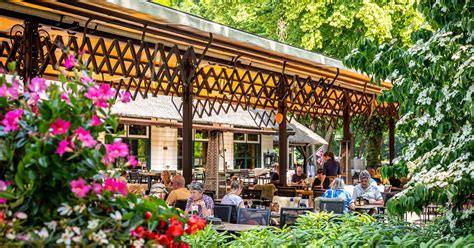 Oude foto van het theehuis 'Ons Ideaal' of de vroege speeltoestellen.