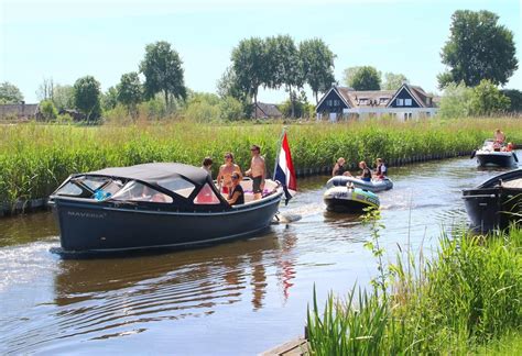 Elektrische sloepvarend op de Loosdrechtse Plassen