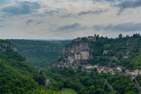 Indrukwekkend uitzicht op het klifdorp Rocamadour.